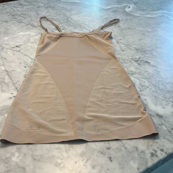 Contouring slip, to be meant to be used with a bra. - Picture 1 of 6